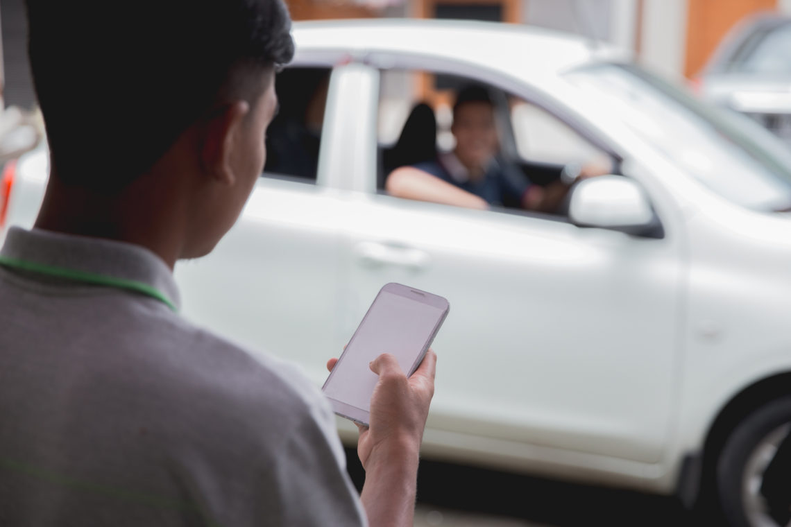 What To Do After An Uber Car Accident - customer ordering taxi via online apps